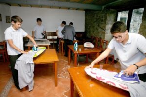 Apprendre aux Garçons les Tâches Ménagères et dès leur Bas Age