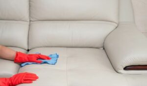 Astuces pour retirer les marques sur des chaises en simili cuir