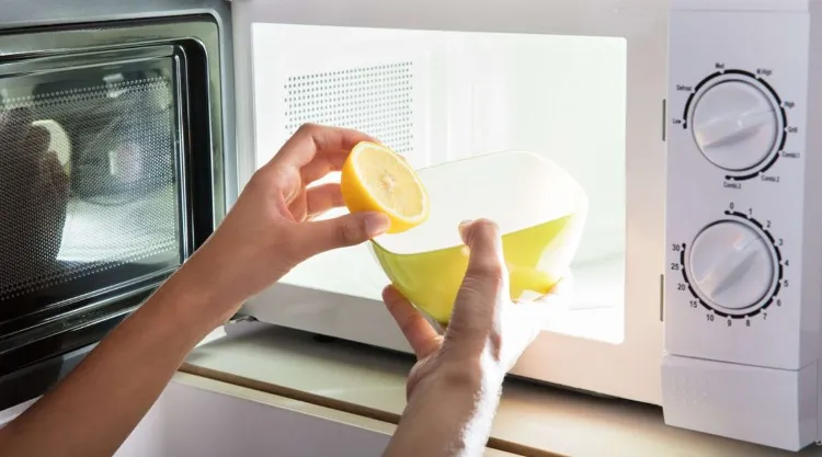 Comment nettoyer le micro-ondes avec du citron