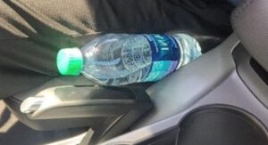 Laisser une bouteille d'eau dans la voiture