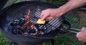 nettoyer la grille du barbecue facilement