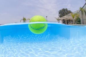 Nettoyer une piscine à l'aide d'une balle de tennis peut sembler étrange, mais c'est en réalité une astuce ingénieuse pour éliminer l'huile, la crasse et d'autres substances de la surface de l'eau. Voici comment procéder :