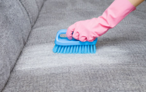 Enlever les Taches sur les Canapés en Cuir, Tissu et Microfibre