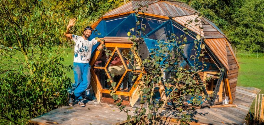 Il a construit une maison en forme de bulle pour 6000 euros